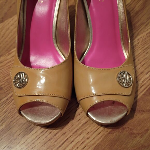 Lilly Pulitzer Tan &‎ Gold Patent Nude Leather wedge Peep Toe Resort Heels 6.5 - Picture 3 of 11